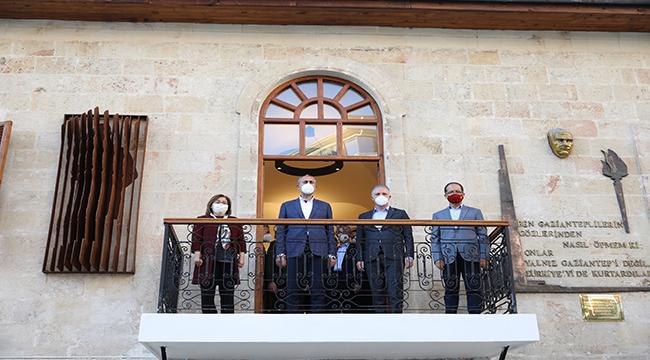 "Bakan Gül, Arkeometri Laboratuvarı'nda incelemelerde bulundu."