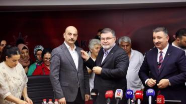 AK Partili Saygılı, farklı partilerden AK Parti'ye katılan 370 kişiye rozet taktı